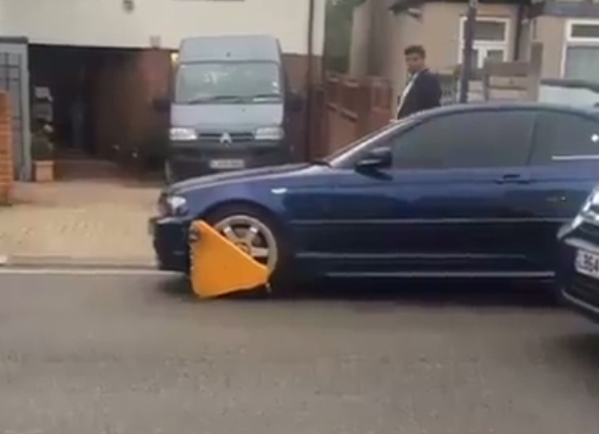 Πώς αποφεύγει μια BMW τη ρυμούλκηση; (video)