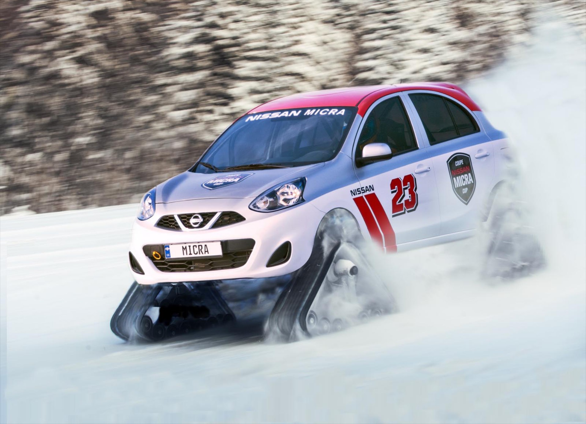 Ένα Nissan Micra με ερπύστριες