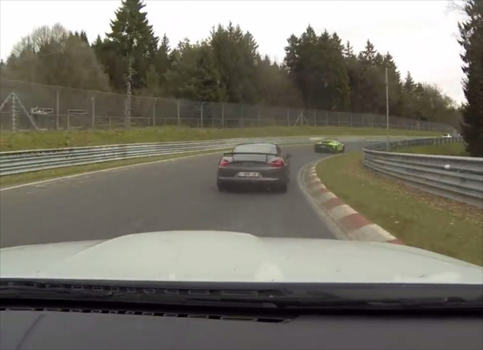 «Ταξί» κυνηγάει Lamborghini και Porsche (video)