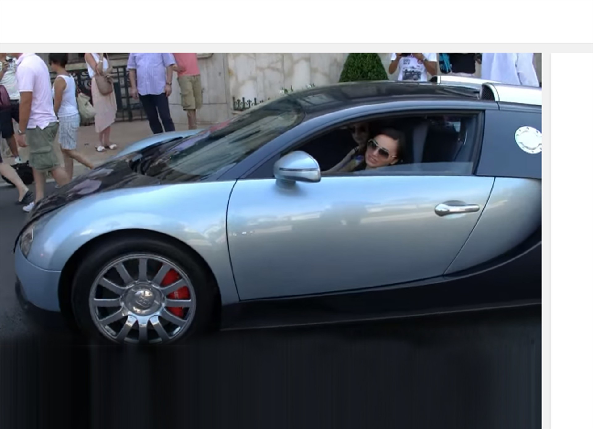 Κοπέλα με Bugatti δίνει 500 € στον παρκαδόρο (video)