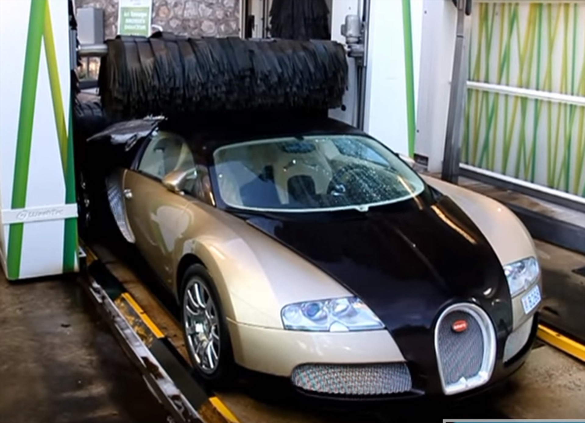 Bugatti Veyron σε πλυντήριο βενζινάδικου; (video)