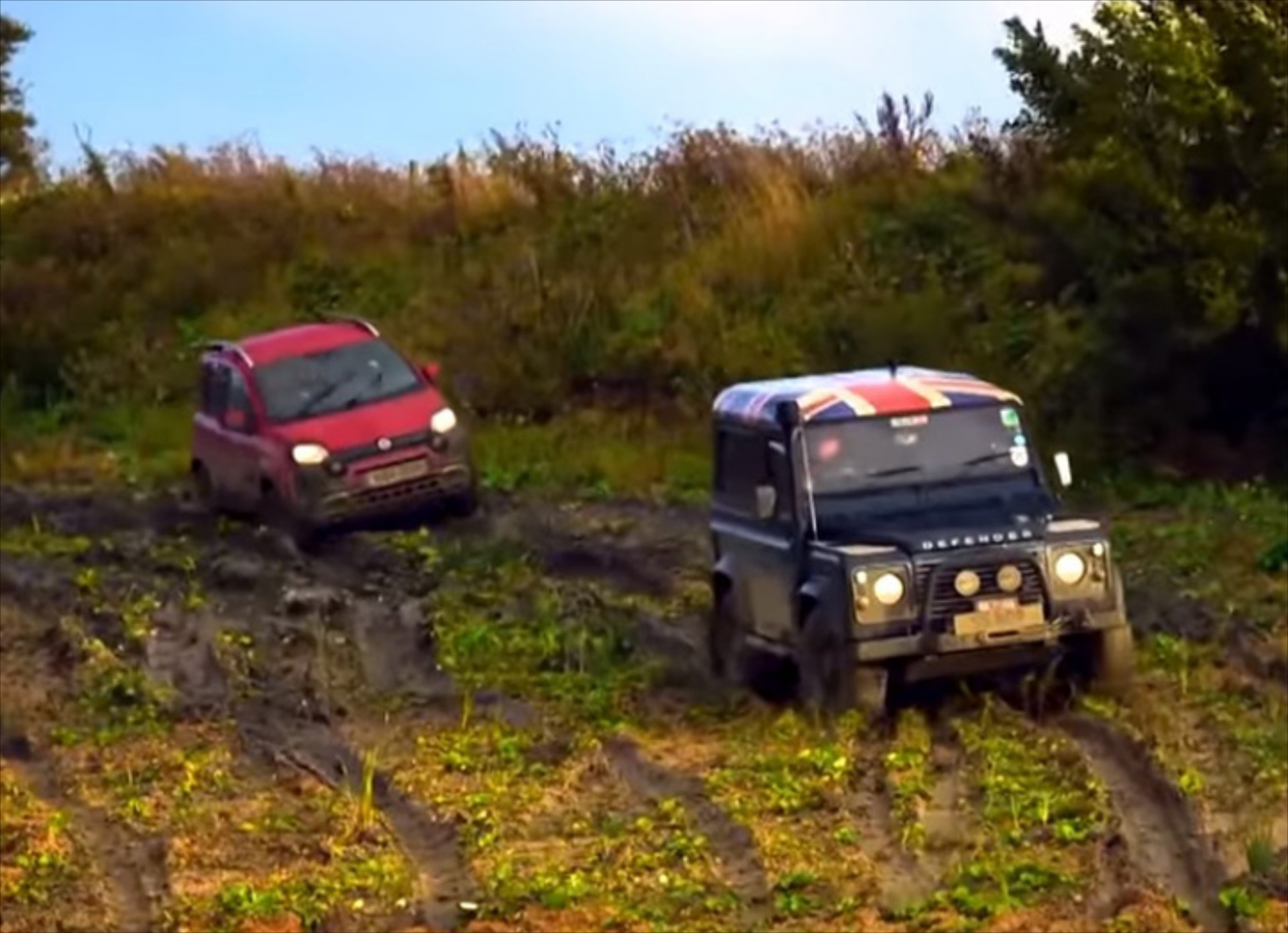 Fiat Panda Cross vs Land Rover Defender (video)