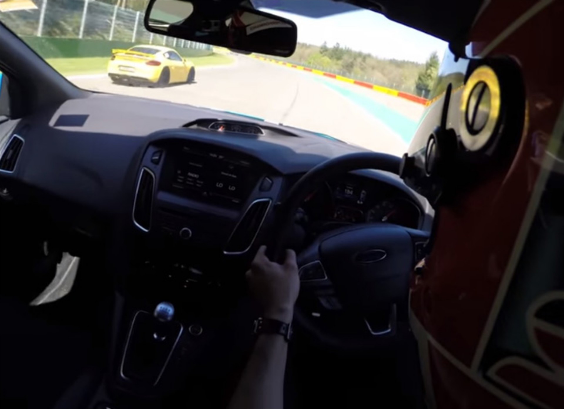 Ford Focus RS vs Porsche Cayman GT4 (video)