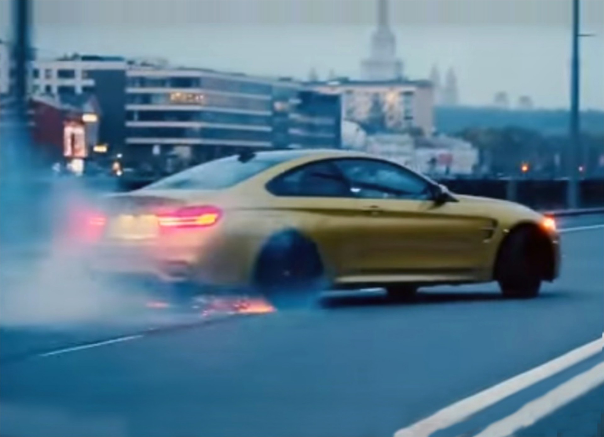 BMW M4 ντριφτάρει στο κέντρο της Μόσχας (video)