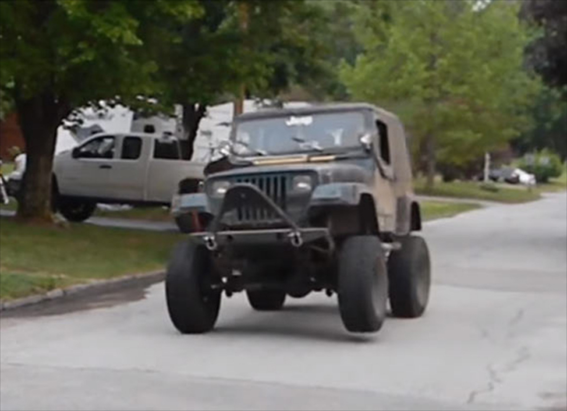 Jeep Wrangler με κινητήρα Lexus κάνει σούζες (video)