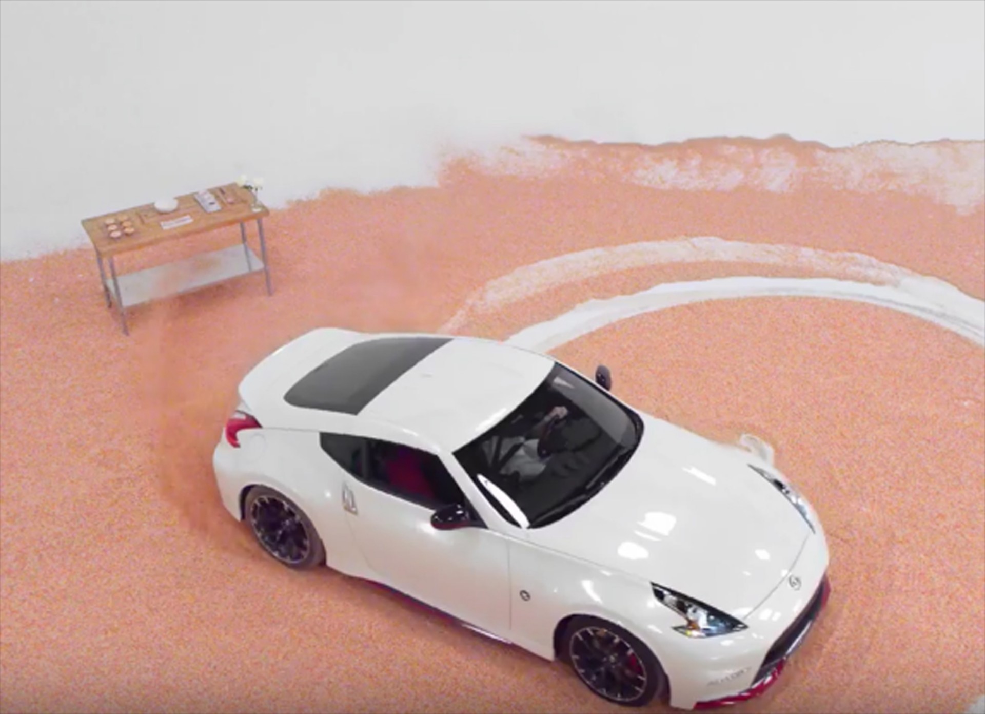 Ένα Nissan 370Z NISMO φτιάχνει… donuts (video)