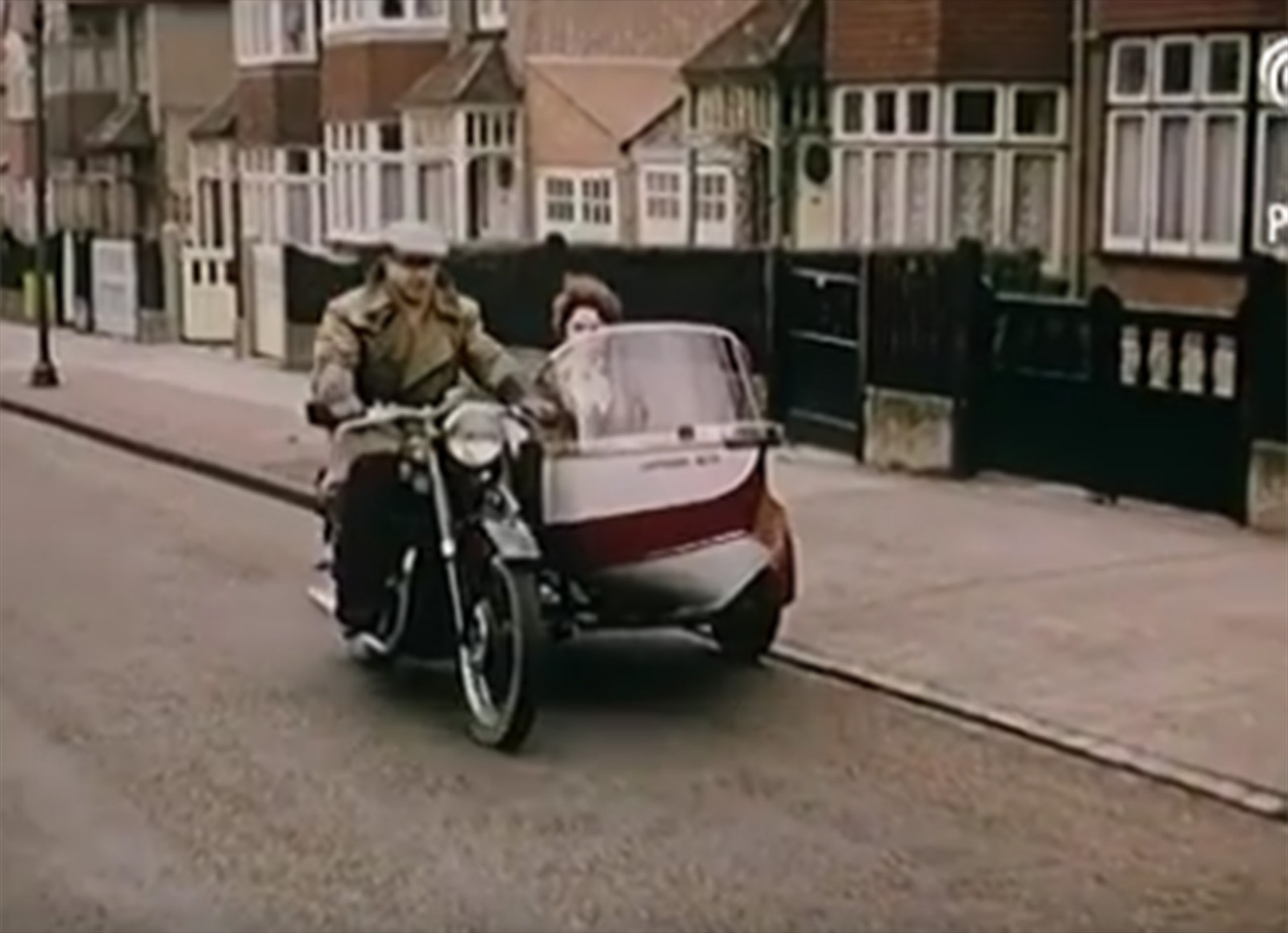 Έχω και βαρκάκι… πάμε μια βόλτα; (video)