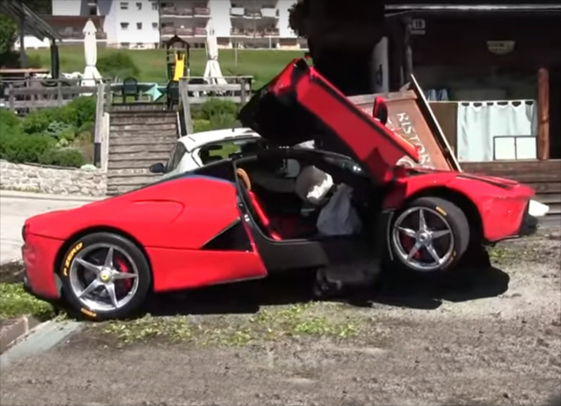 Έλιωσε τη LaFerrari στο ίσιωμα (video)