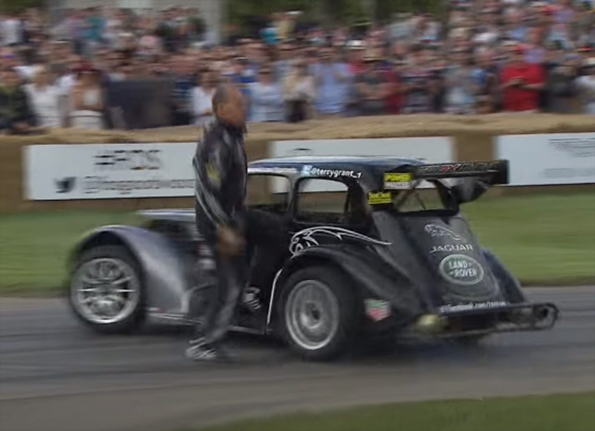 «Ζωγραφίζει» πάλι ο Terry Grant στο Goodwood (video)