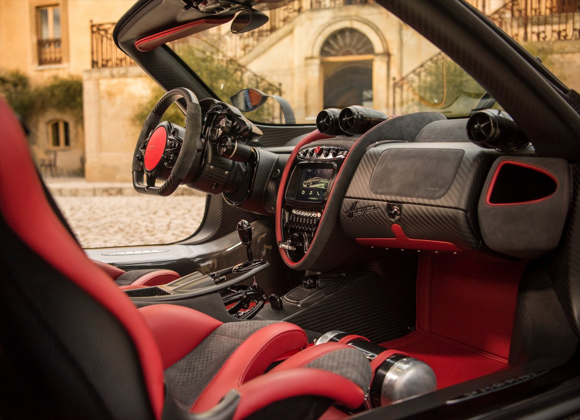 Παρουσιάστηκε η νέα Pagani Huayra Roadster…