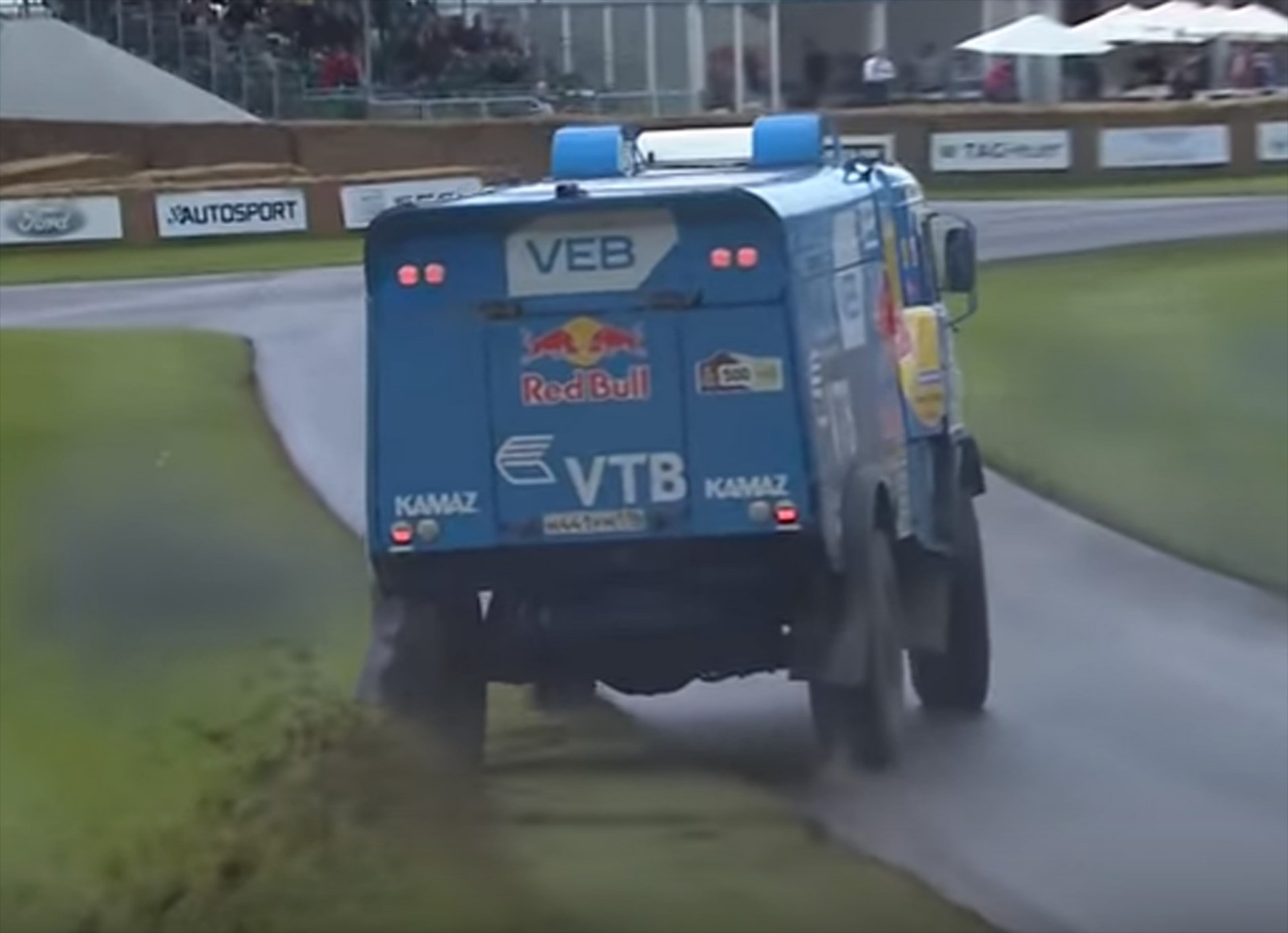 10 τόνοι driftάρουν στο Goodwood (video)
