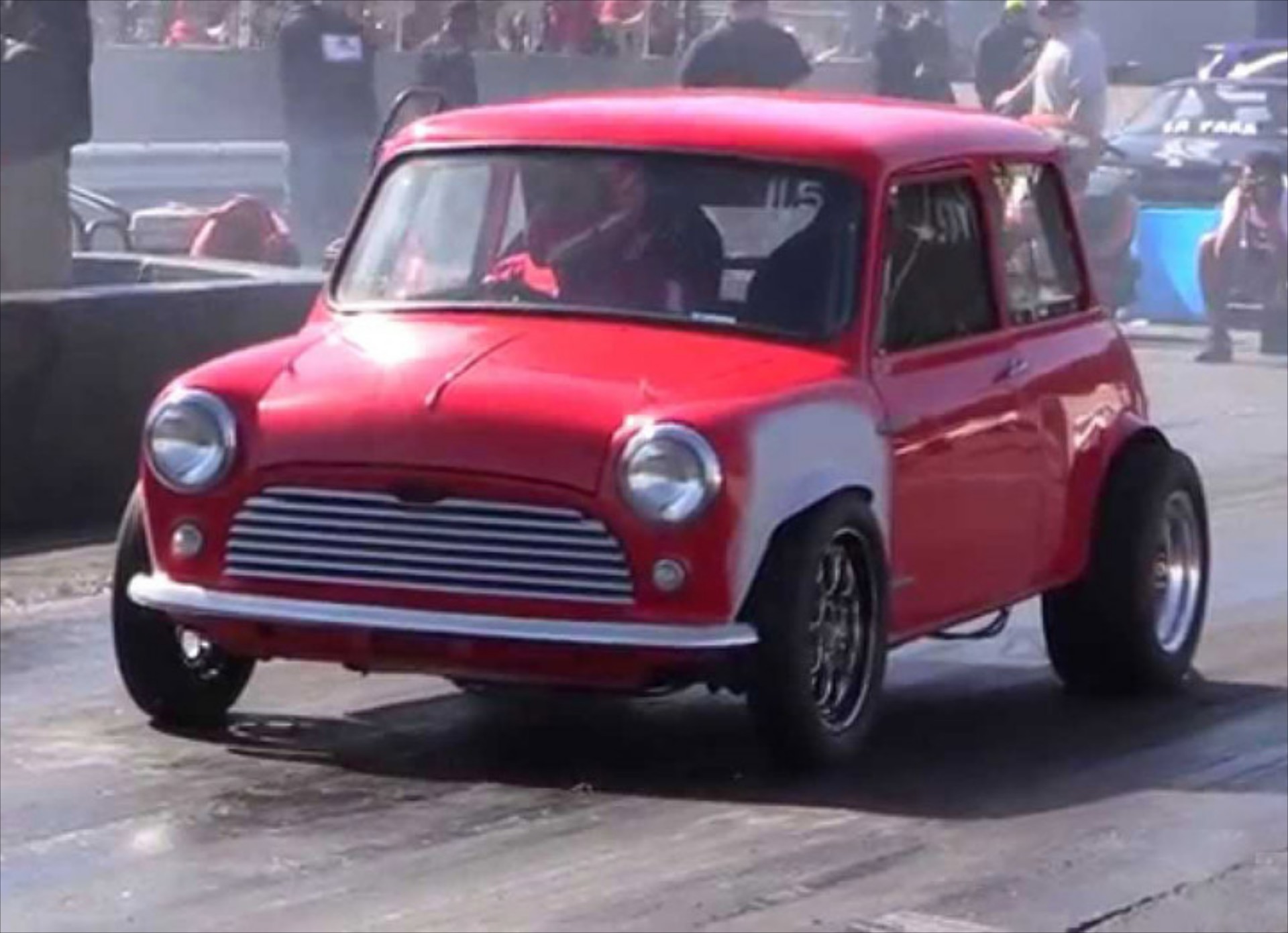 Κλασικό MINI με μοτέρ Honda βάζει φωτιές (video)