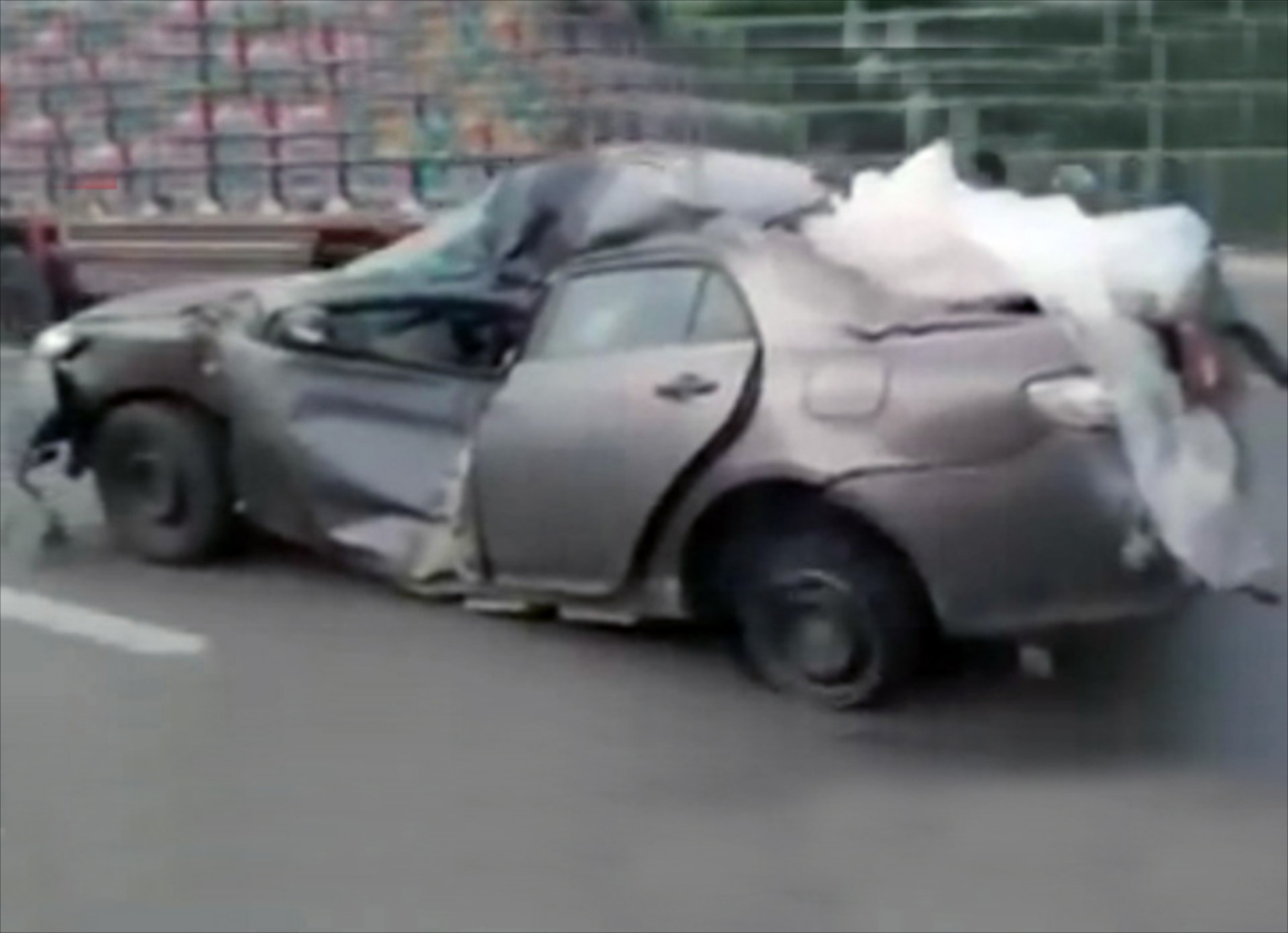 «Αλεξίσφαιρη» Corolla δεν σταματά ποτέ (video)