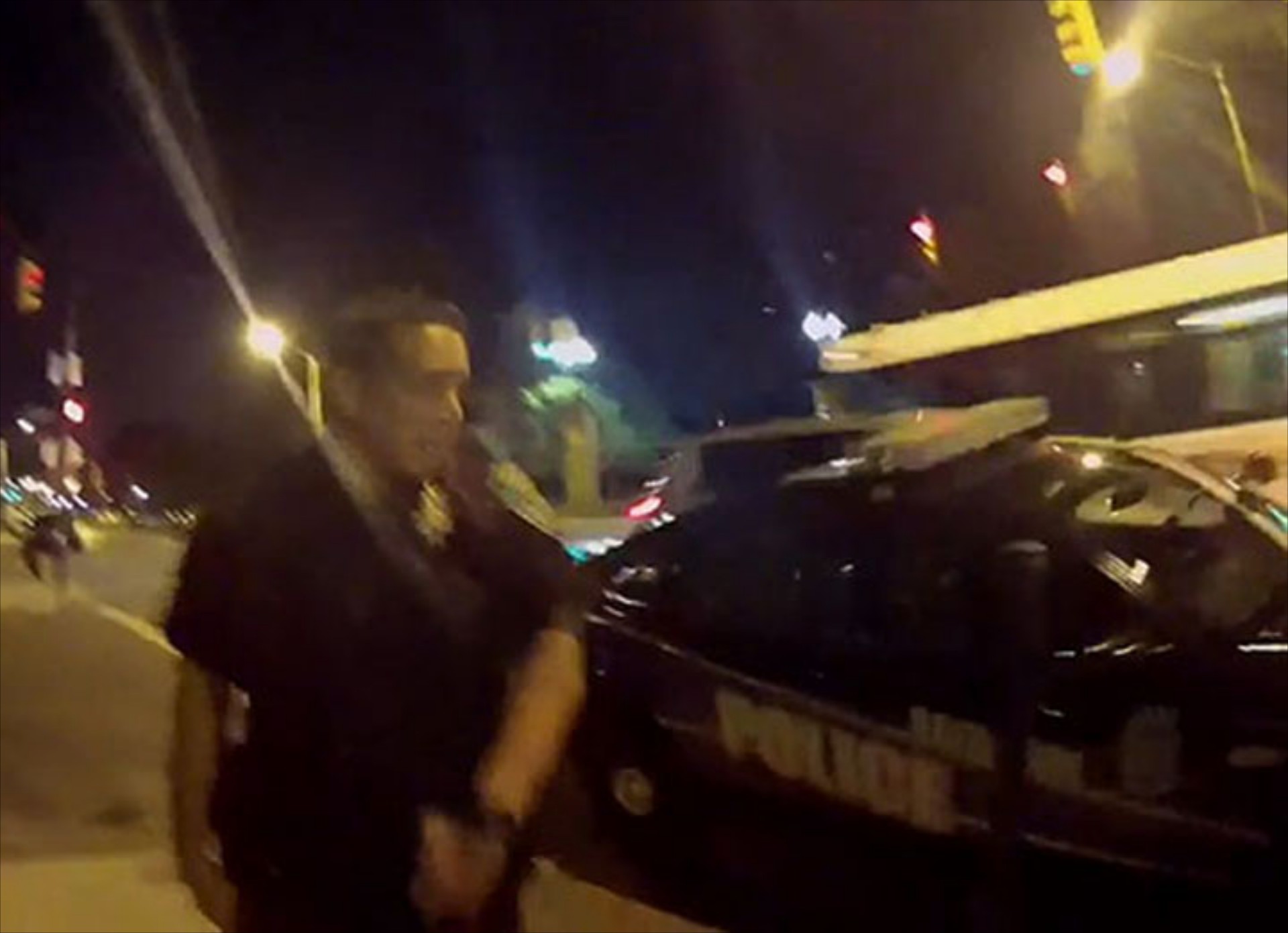 Κυνηγώντας Pokemon τράκαρε σε περιπολικό (video)