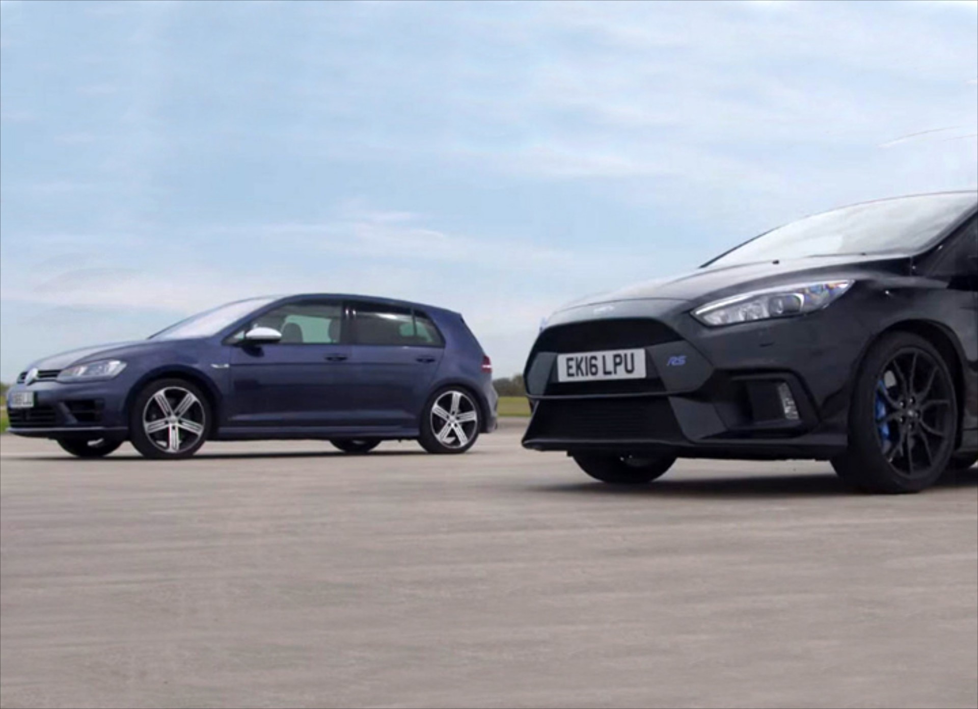 Κόντρα VW Golf R vs Ford Focus RS (video)