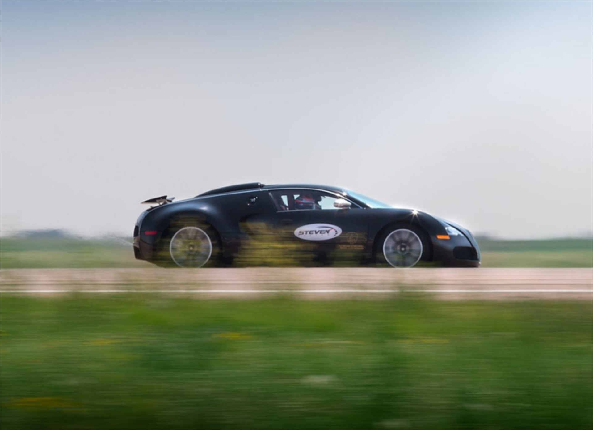 13χρονος οδηγεί τη Bugatti του μπαμπά με 325 km/h (video)