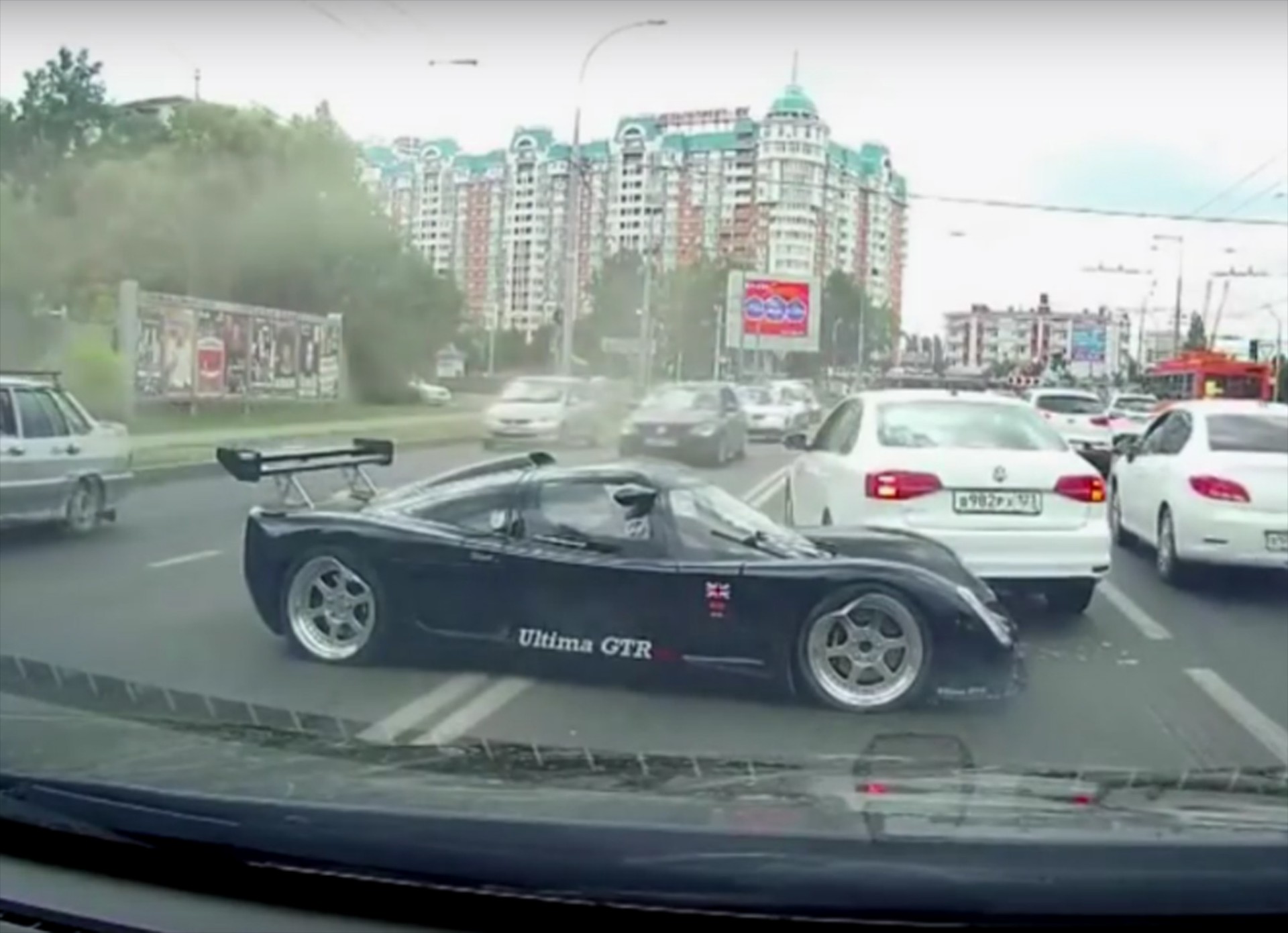Ένας τρόπος για να τρακάρεις το Ultima GTR σου (video)