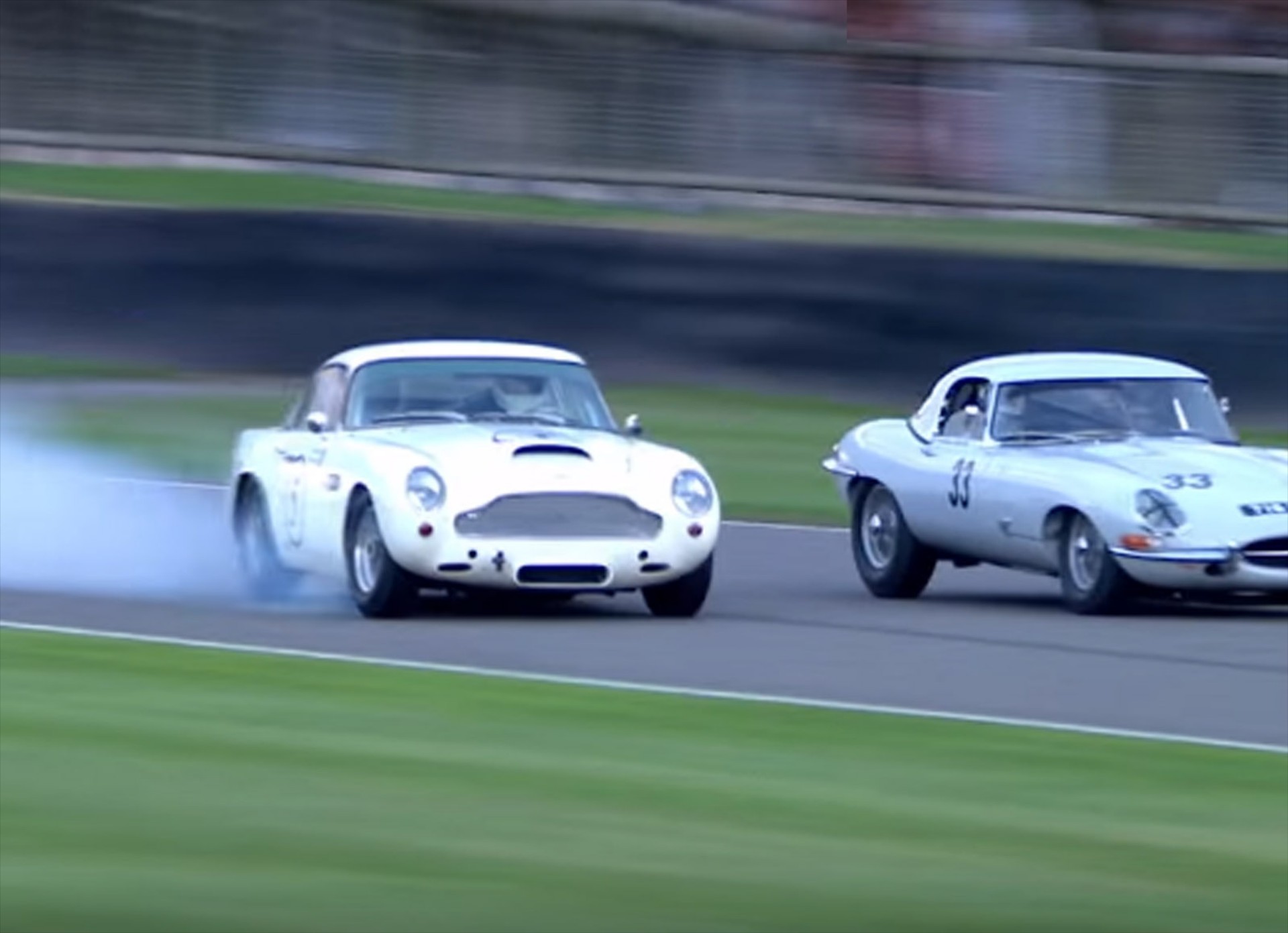 Τραυμάτισε την ιστορική του Aston Martin (video)