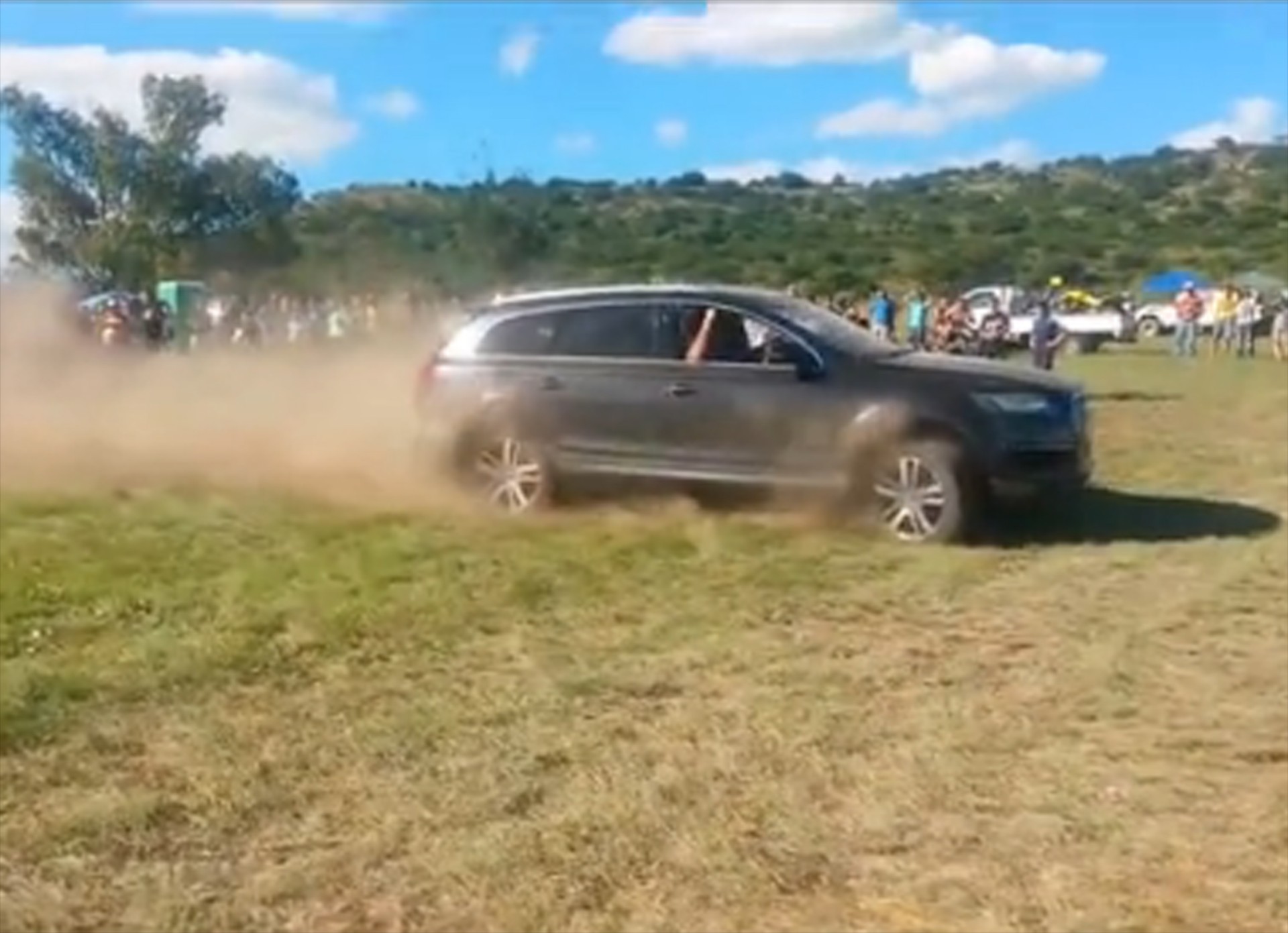 Q7 vs Hilux: Μια «άδικη» μάχη (video)