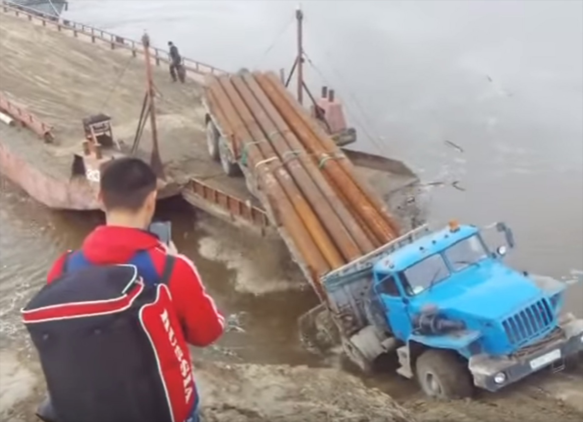 Κάπως έτσι ΔΕΝ γίνεται η επιβίβαση στο καράβι (video)