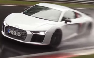 Audi R8 φεύγει με χίλια στο βροχερό ring (video)