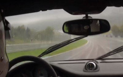 Παραλίγο να «κλαίει» την Porsche του! (video)
