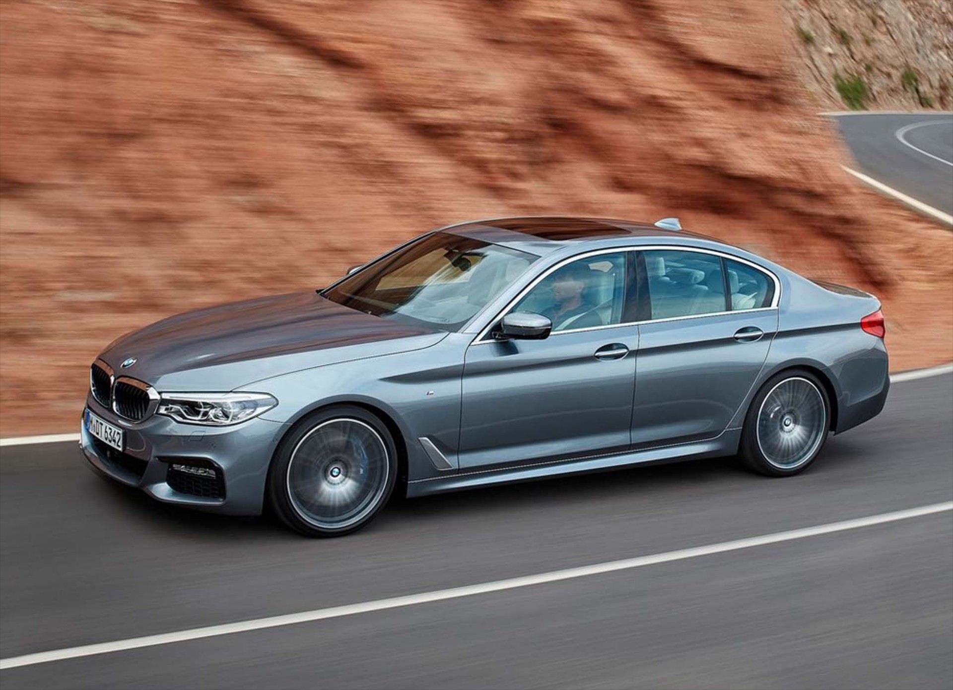 Πως πηγαίνει μόνη της η νέα BMW Σειρά 5 (video)