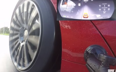 Πάλι το γρηγορότερο αυτοκίνητο ακόμα και με βροχή (video)