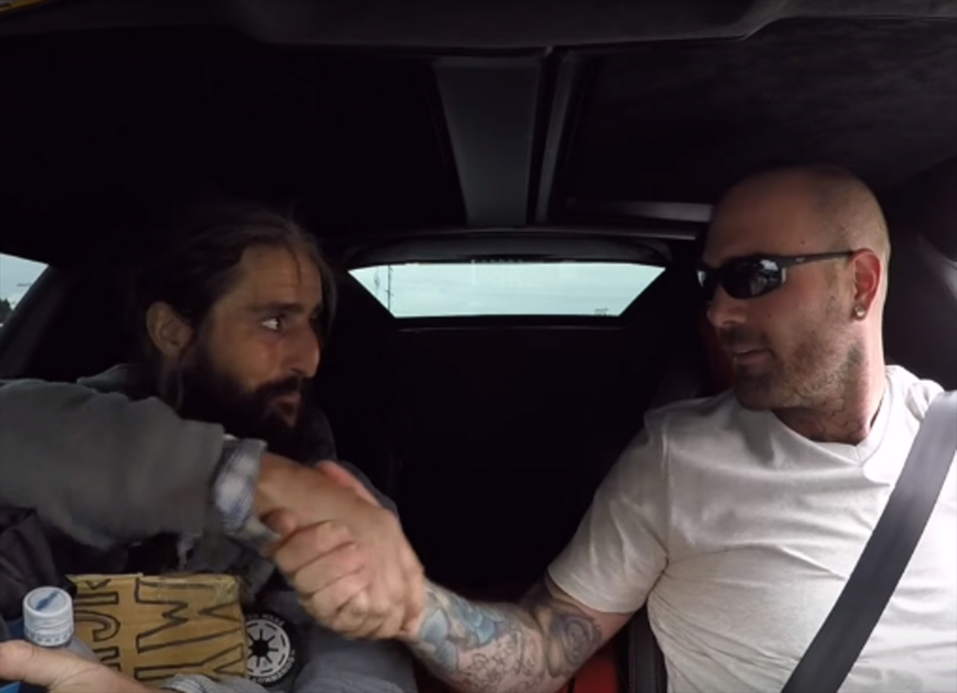Βάζει άστεγο μέσα στη Lamborghini του (video)