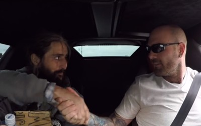 Βάζει άστεγο μέσα στη Lamborghini του (video)