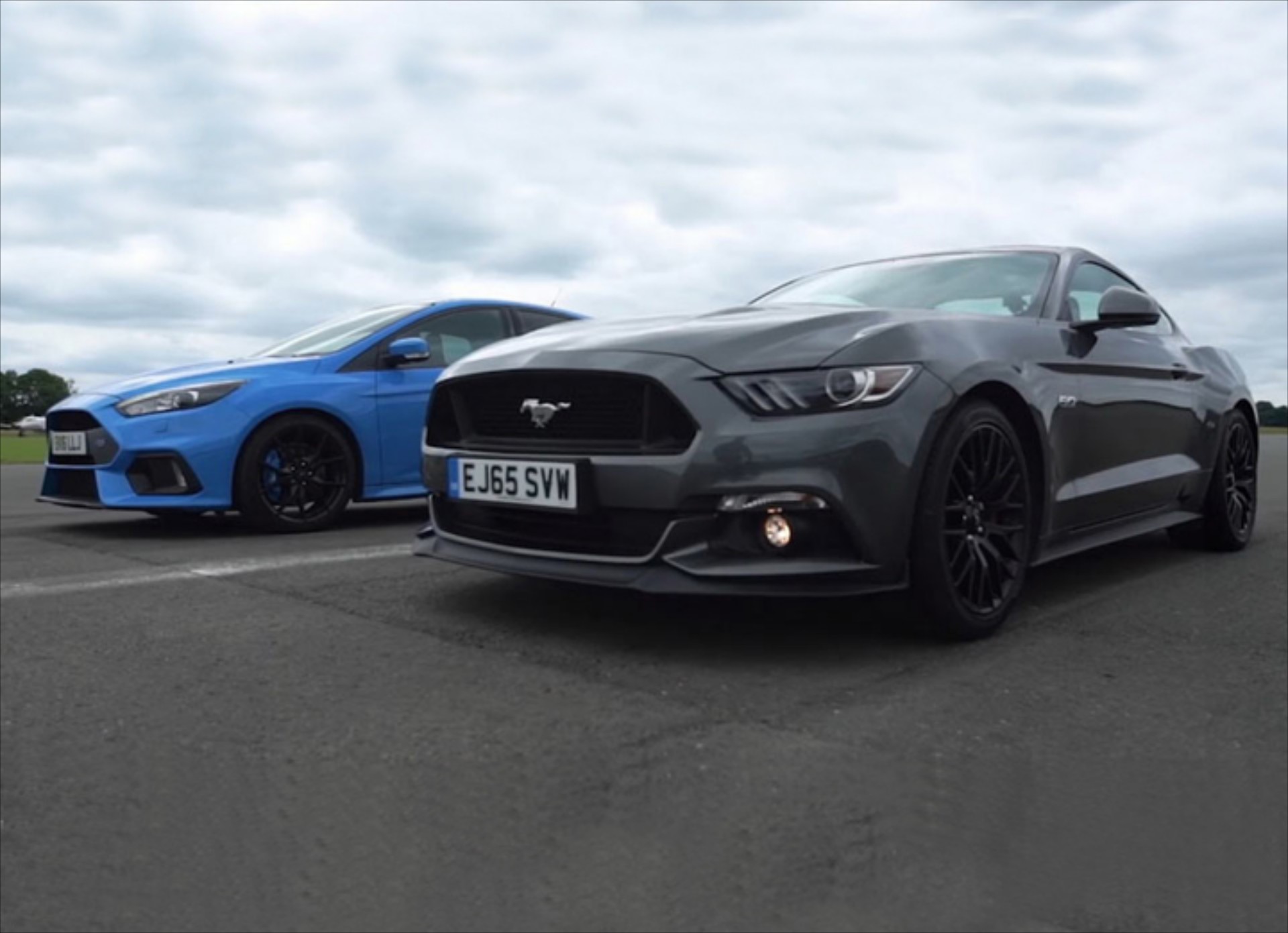 Ford Mustang GT vs Focus RS (video)