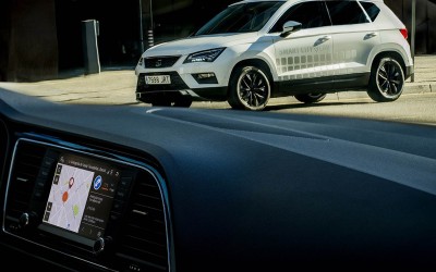 Το νέο SEAT Ateca βρίσκει ελεύθερη θέση στάθμευσης