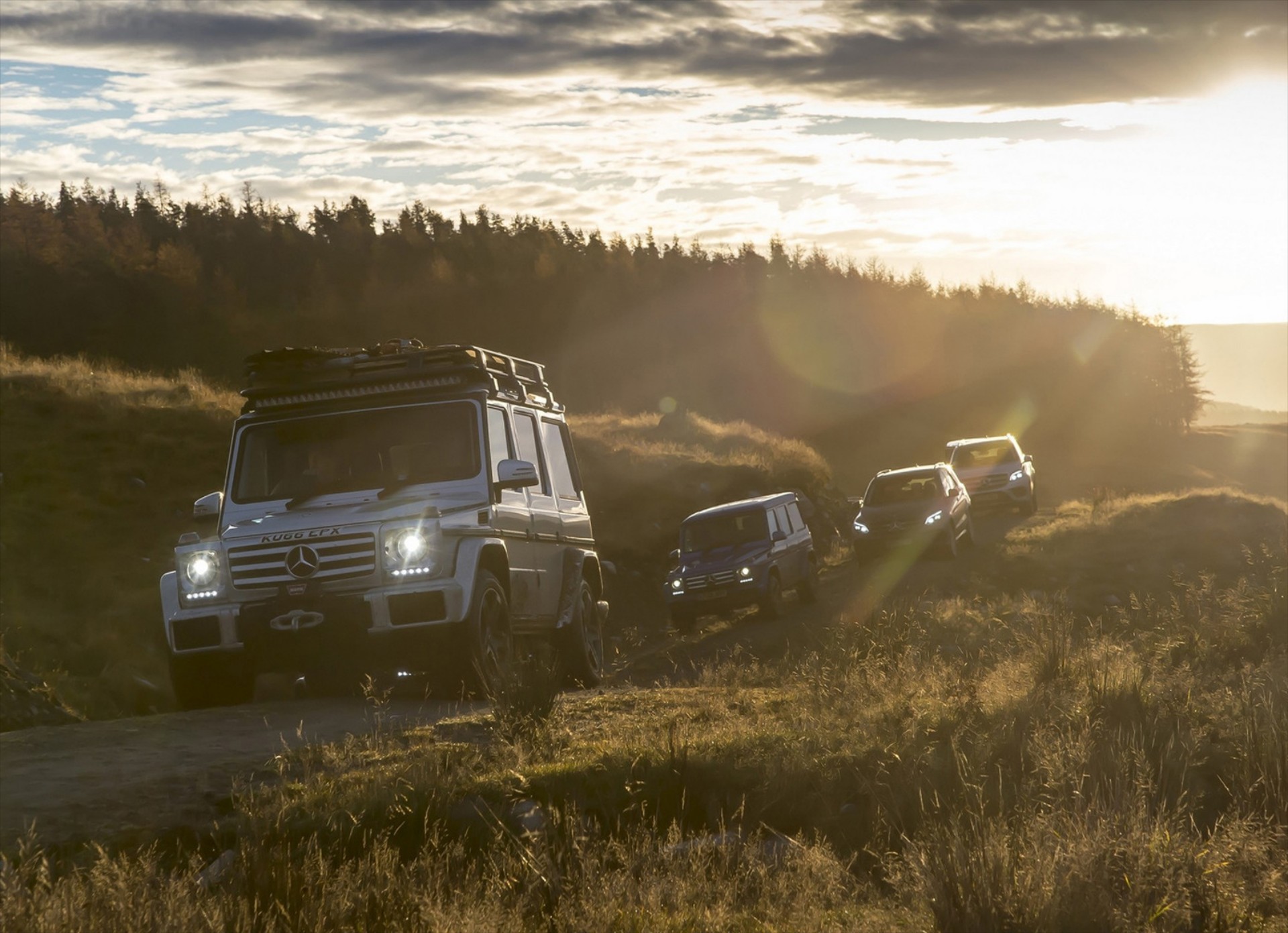 100 km εκτός δρόμου με 12 Mercedes-Benz (video)