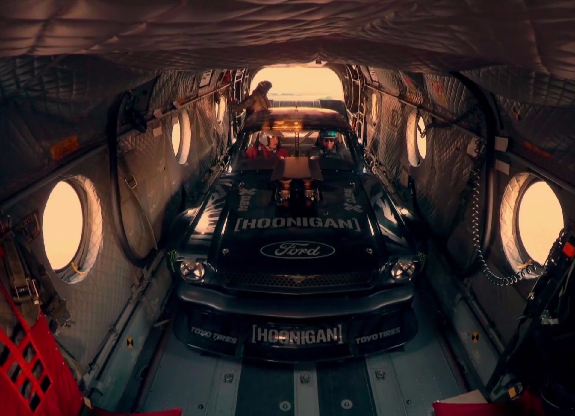 Ο Ken Block «καίει» το Λονδίνο με τη Mustang (vid)