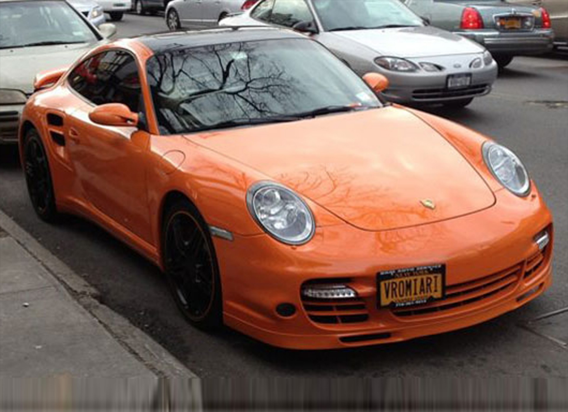 Έλληνας (;) με πινακίδα που… προκαλεί