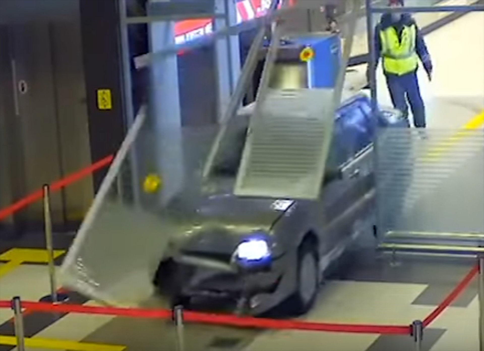 Αυτοκίνητο περιφέρεται μέσα σε αεροδρόμιο (video)