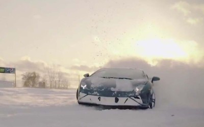 Lamborghini και Audi R8 σε ρόλο εκχιονιστικών (video)