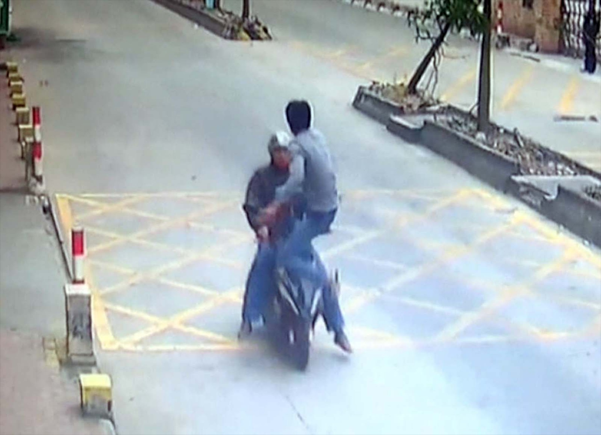 Καρατέκα σταματάει κλέφτη που τρέχει με scooter (vid)