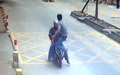 Καρατέκα σταματάει κλέφτη που τρέχει με scooter (vid)