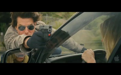Γαντζωμένος πάνω σε αυτοκίνητο με 130 km/h