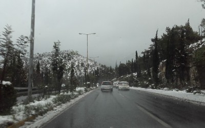 Ξύπνησαν με χιόνι σε όλη την Αττική (upd)