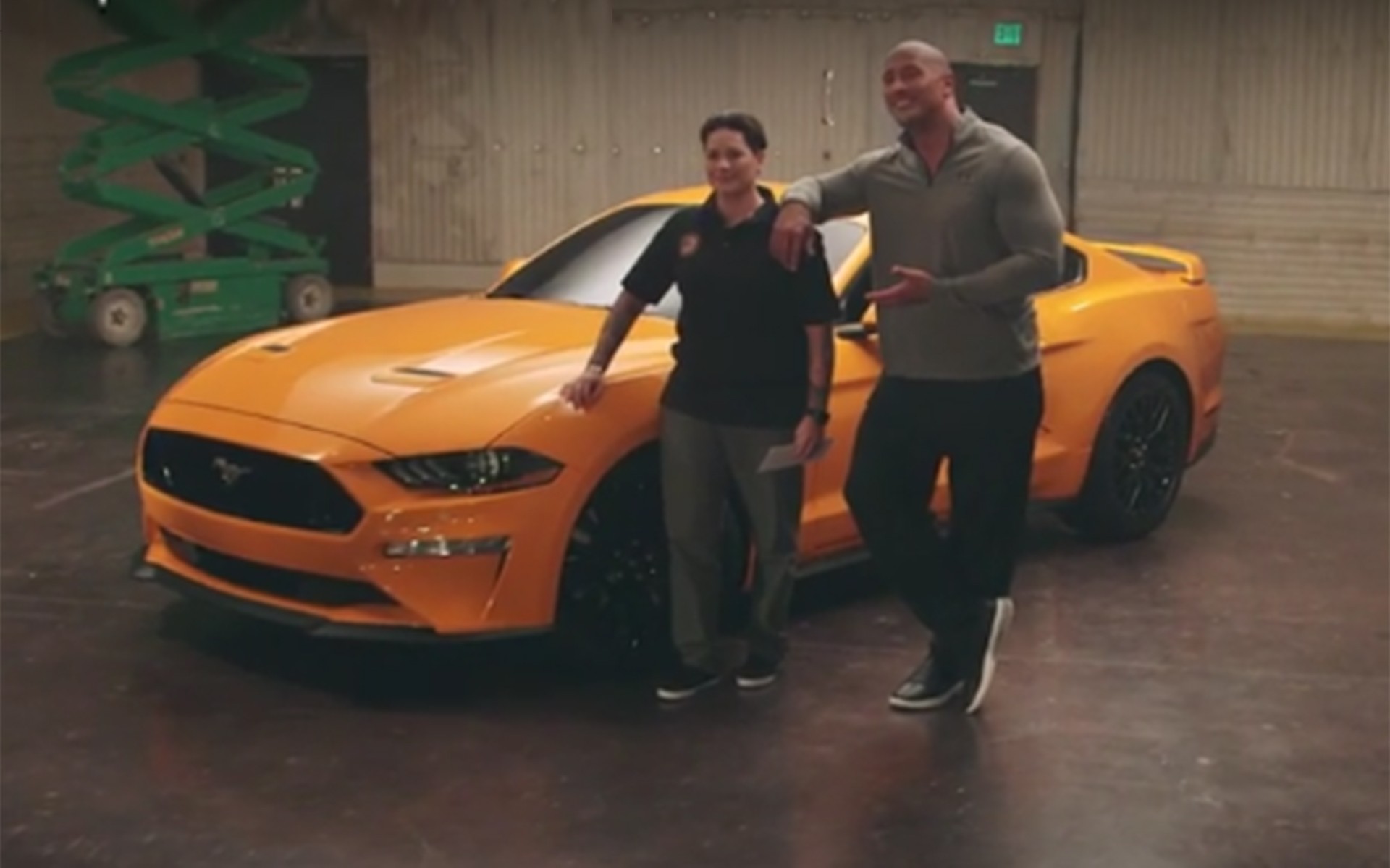 Ο Dwayne Johnson δίνει νέα Mustang σε βετεράνο