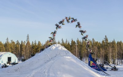 Η πρώτη διπλή περιστροφή με snowmobile! (vid)