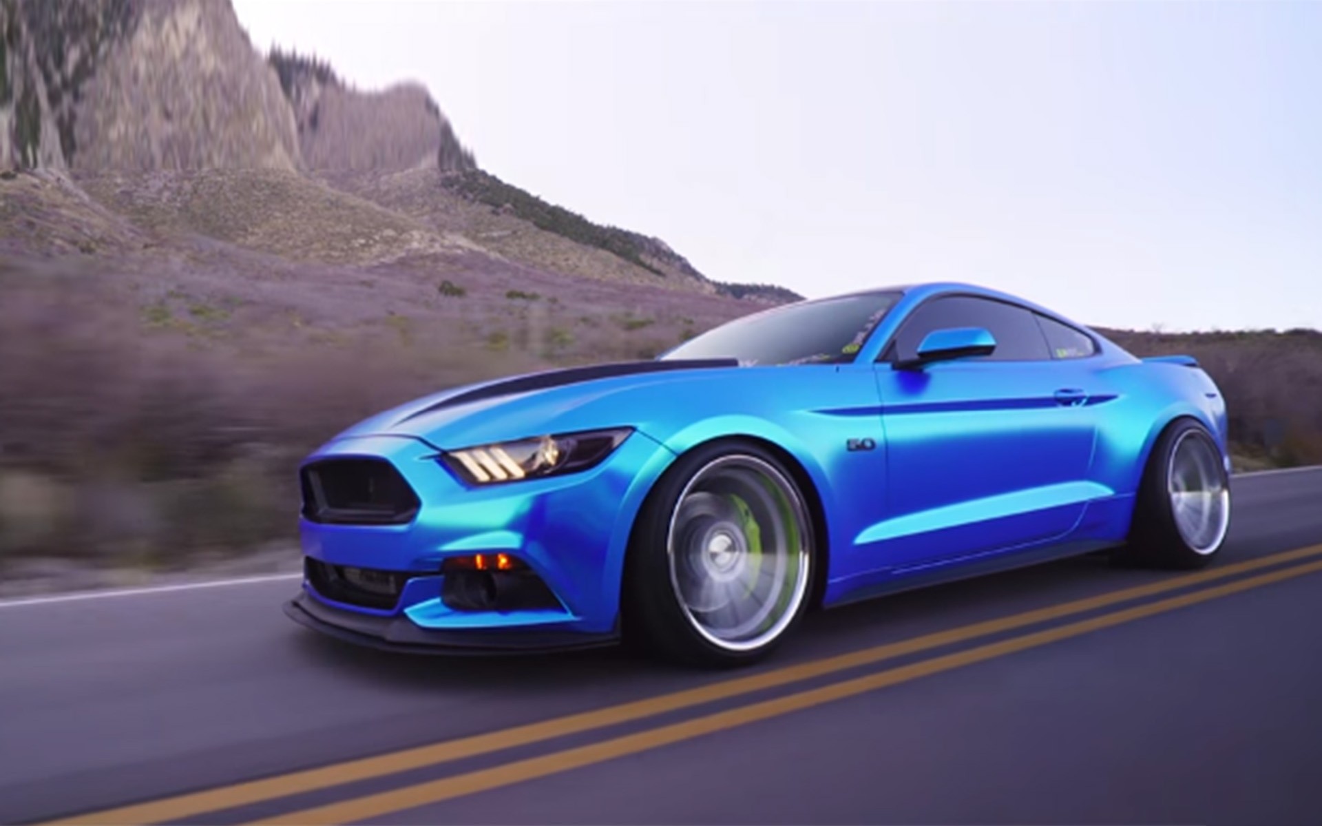 Δύο… προκλητικές Mustang (video)