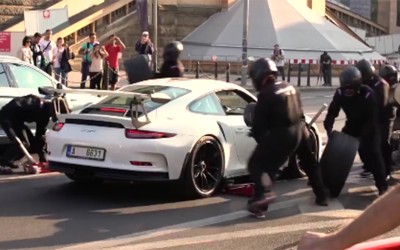 Αλλαγή ελαστικών στο… φανάρι! (video)