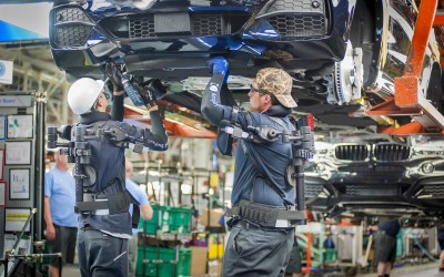 Οι άνθρωποι γίνονται... ρομπότ στα εργοστάσια αυτοκινήτων (vid)