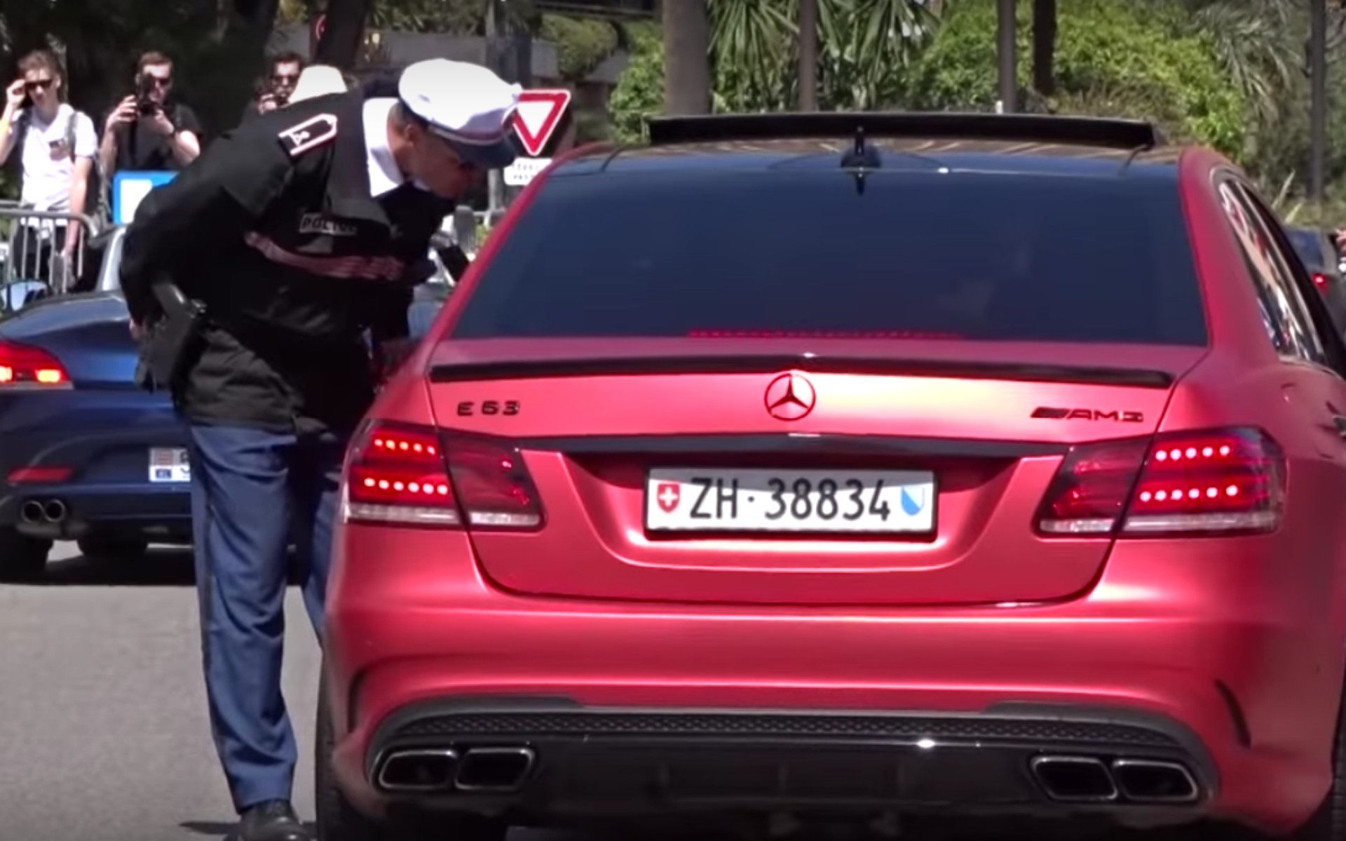 Γιατί κύριε κάνετε φασαρία; (video)