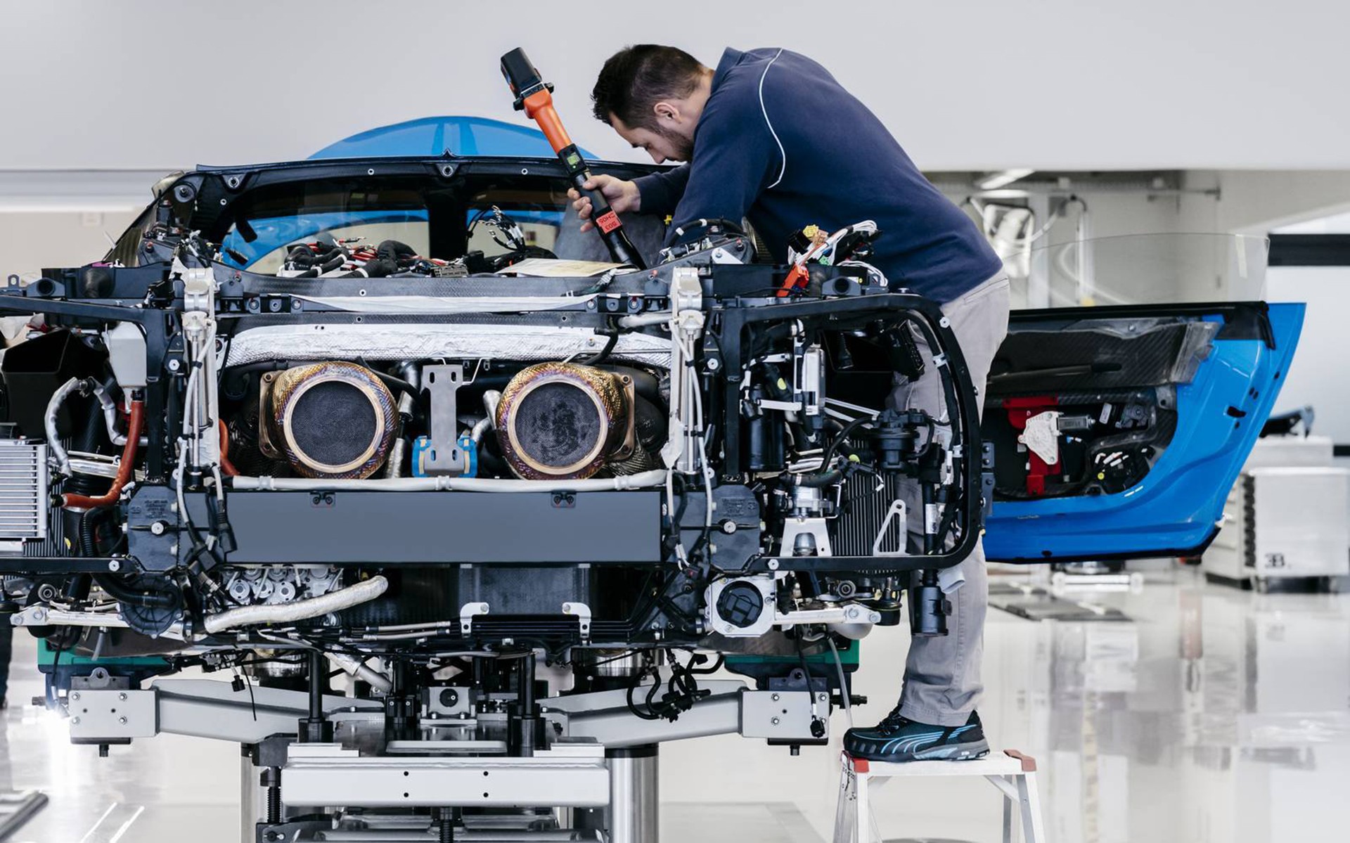 Τα «καψόνια» που περνάει μια νέα Bugatti Chiron (video)