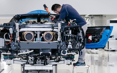 Τα «καψόνια» που περνάει μια νέα Bugatti Chiron (video)