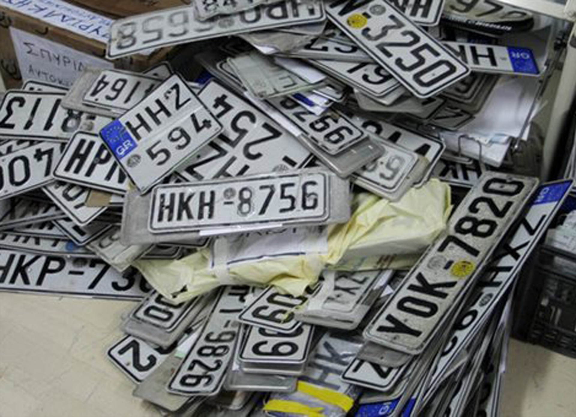 Πωλούσε πινακίδες κυκλοφορίας μέσω ίντερνετ!